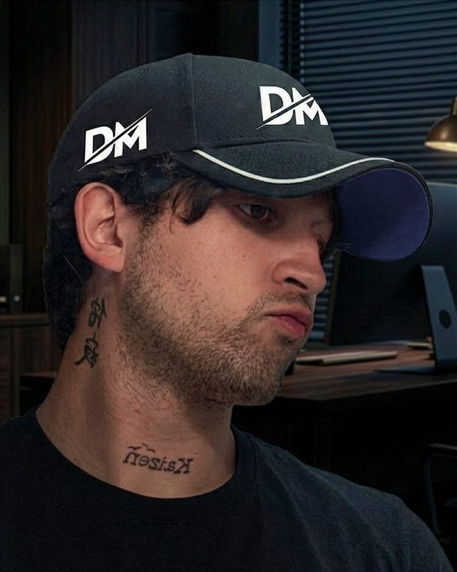 Diego Acosta con una gorra con el logo DM